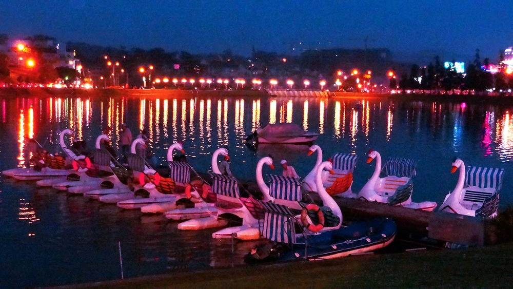 Khung cảnh hồ Xuân Hương rực rỡ ánh đèn khi màn đêm buông xuống